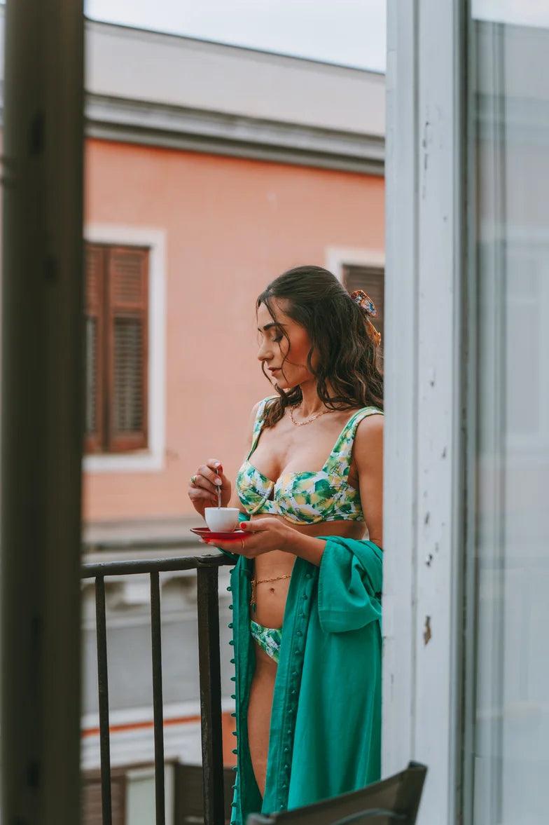 Balconette Swimsuit costume da bagno balconette verde e bianco di lusso su misura e sartoriale su balconata e caffè